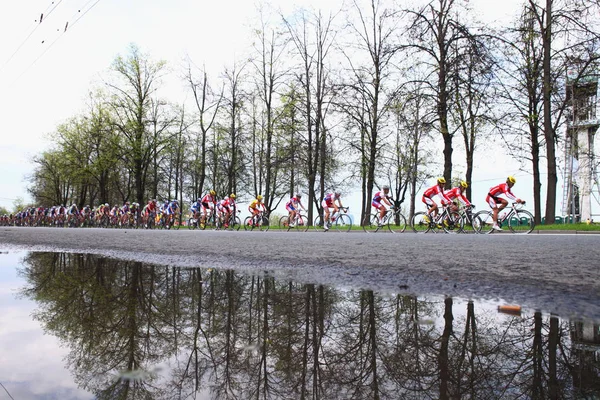 Moskova, Rusya-6 Mayıs 2002: bisiklet maratonu, şehir sokakları boyunca. Sokakta ağaçların güzel yansıması.