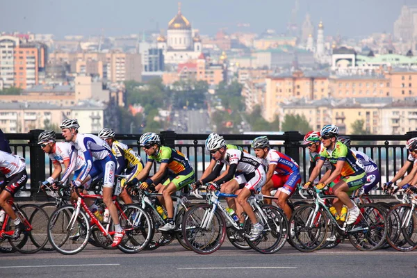 Moskova, Rusya-6 Mayıs 2002: bisiklet maratonu, şehir sokakları boyunca, arka planda şehir hattı.
