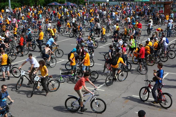 Moskova, Rusya-20 Mayıs 2002: geleneksel şehir Bisiklet geçit töreni, başlamadan önce