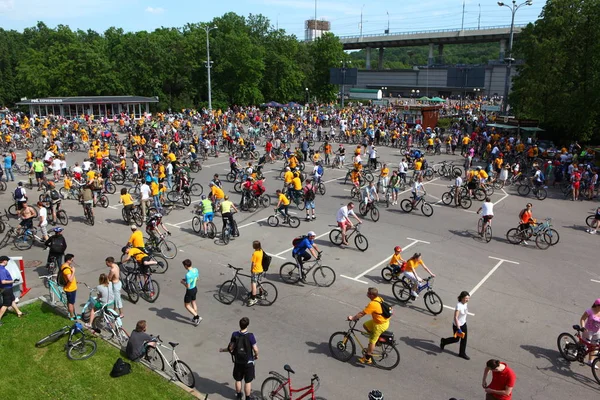Moskova, Rusya-20 Mayıs 2002: geleneksel şehir Bisiklet geçit töreni, katılımcıların genel bakış