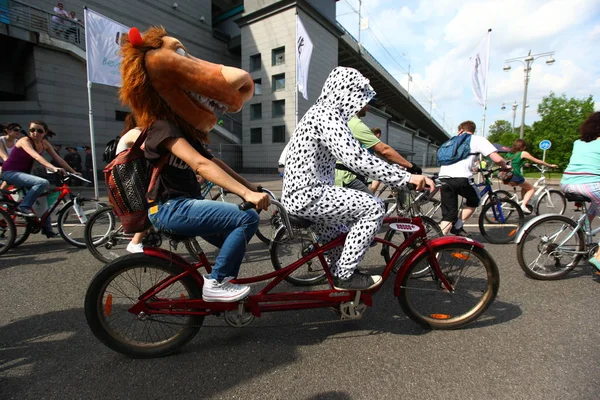 Moskova, Rusya-20 Mayıs 2002: şehir Bisiklet geçit töreni, at ve Dalmation bir tandem bisiklet üzerinde kostümlü katılımcılar