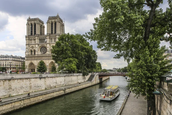 Notre Dame din Paris, Franța, vedere la râu pe catedrală — Fotografie, imagine de stoc