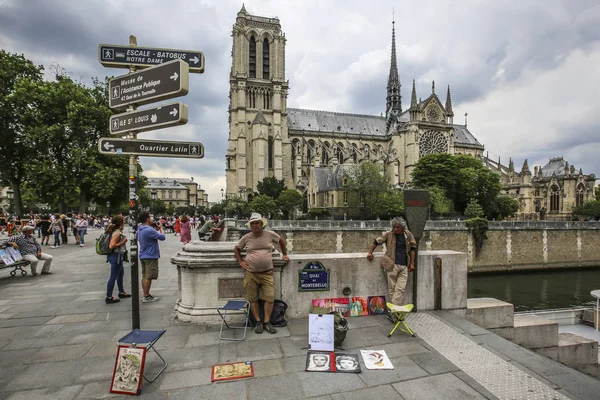 PARIS, FRANȚA - 2 iunie 2017: artiști la Notre Dame din Paris, Franța — Fotografie, imagine de stoc