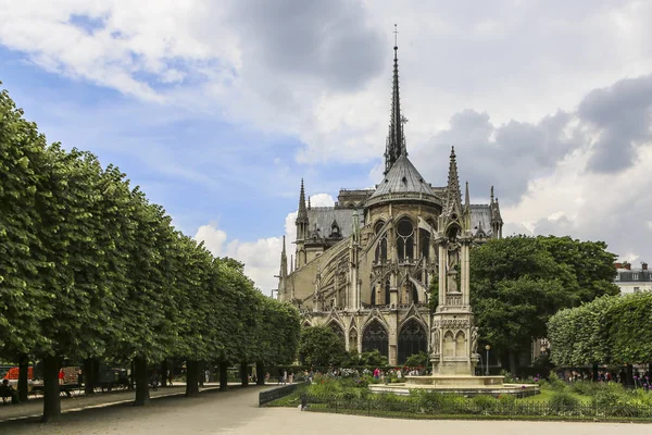 Notre Dame din Paris, Franța, vedere frumoasă cu statuie — Fotografie, imagine de stoc