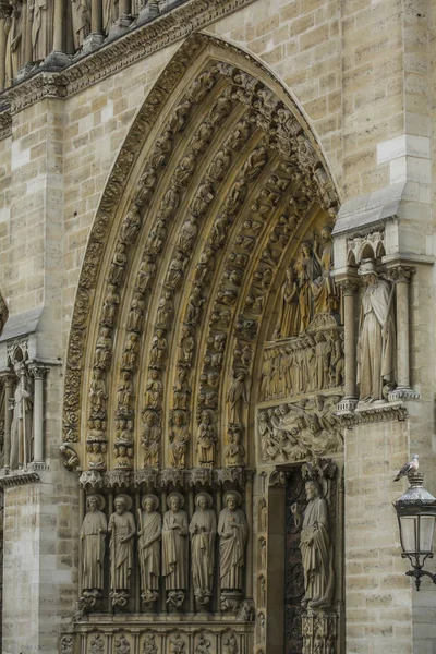 Notre Dame din Paris, Franța, intrare cu statui ale sfinților — Fotografie, imagine de stoc