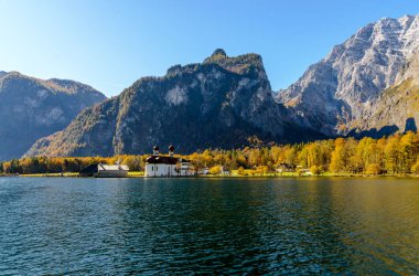 Konigsee (Koenigsee) üzerinde Kilisesi St Bartholomew. Bayern, Almanya