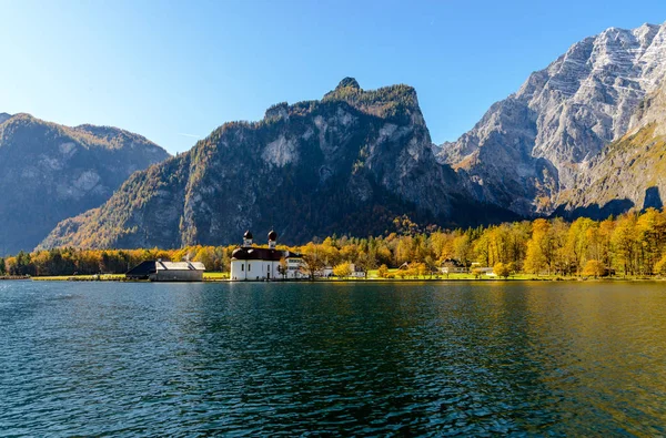 Konigsee (Koenigsee) üzerinde Kilisesi St Bartholomew. Bayern, Almanya