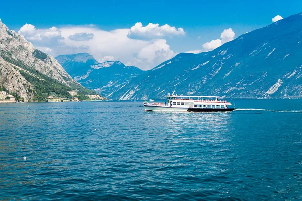 Ver en Gardasee (Lago de Garda) con un barco, barco en Limone sul Garda cerca de Riva del Garda, Italia — Foto de Stock