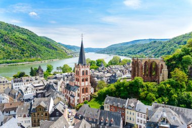 Bacharach Rhein. Yukarı Orta Ren Nehri (Mittelrhein) üzerinde küçük bir kasaba. Güzel hava panoramik Kartpostal görünümü. Rheinland-Pfalz (Rheinland-Pfalz), Almanya. Unesco
