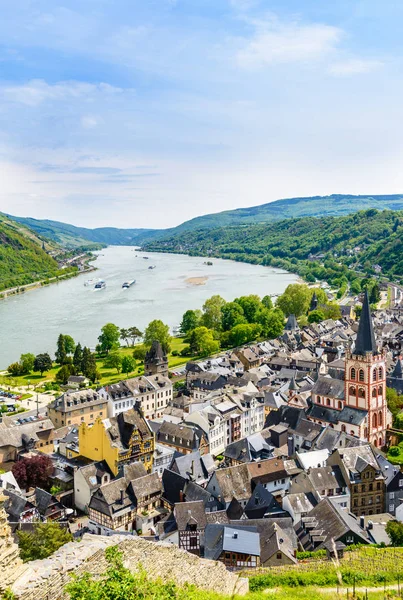 Bacharach am Rhein. Small town on the Upper Middle Rhine River (Mittelrhein). Beautiful aerial panoramic Postcard view. Rhineland-Palatinate (Rheinland-Pfalz), Germany.  UNESCO — Stock Photo, Image