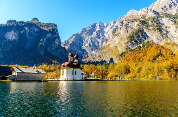 Kilise St Bartholomew (Bartholoma, Bartholomae) Konigssee (Konigssee, Koenigssee, Koenigsee, Konigsee, Konig) sonbaharda göl. Bavyera (Bayern), Almanya