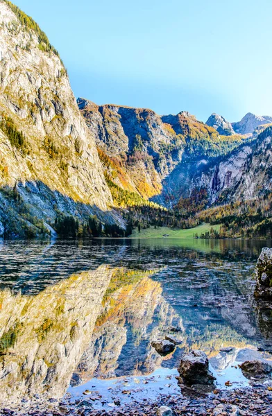 Konigssee (Koenigssee, Konigsee, Koenigsee, Konig), Salet by Obersee lake in autumn. Bayern  (Bavaria), Germany — Stock Photo, Image