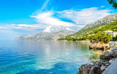 güzel ünlü Brela Kamen Rock - Brela sembolü, Punta Rata plaj, küçük Podrace plaj yakınında. Makarska Riviera, Hırvatistan.
