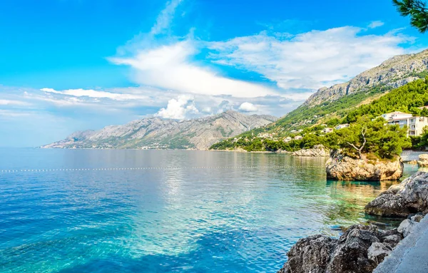 güzel ünlü Brela Kamen Rock - Brela sembolü, Punta Rata plaj, küçük Podrace plaj yakınında. Makarska Riviera, Hırvatistan.