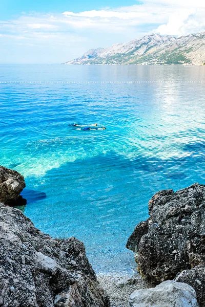 Vista cerca de Punta Rata, pequeña playa Podrace, famosa Roca Brela Kamen - símbolo de Brela. Makarska Riviera, Croacia . — Foto de Stock