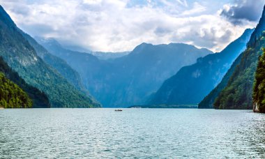 Konigssee (Koenigssee, Konigsee, Koenigsee Konig) gölünün güzel manzarası. Kilise St Bartholomew (Bartholoma, Bartholomae). Berchtesgaden Ulusal Parkı, Bayern (Bavyera), Almanya.