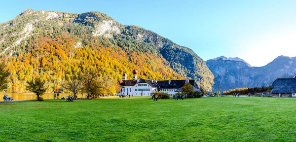 Kilise St Bartholomew (Bartholoma, Bartholomae) Konigssee (Konigssee, Koenigssee, Koenigsee, Konigsee, Konig) sonbaharda göl. Panorama. Bavyera (Bayern), Almanya