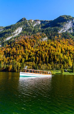 Güzel Knigssee tekne gemisi (Konigssee, Koenigssee, Koenigsee,) sonbaharda göl. Berchtesgaden Ulusal Parkı, Bayern (Bavyera), Almanya