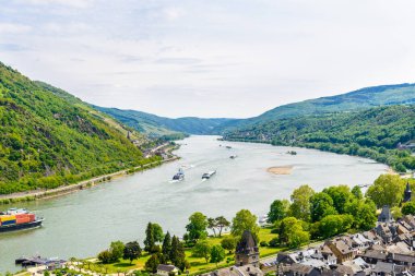 Bacharach Rhein. Orta Ren Nehri üzerinde Güzel hava panoramik Kartpostal görünümü, (Rhein Fluss, Mittelrhein) gemilerle. Rheinland-Pfalz (Rheinland-Pfalz), Almanya Unesco