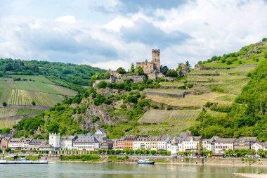 Kaub tarafından Burg Gutefels, Orta Ren nehri (Rhein, Mittelrhein), Pfalz olarak bilinen yakındaki Pfalzgrafenstein Kalesi. Poscard görünümü. Kaub, yakındaki Oberwesel, Bacharach. Almanya. Rheinland-Pfalz (Rheinland-Pfalz). Unesco.