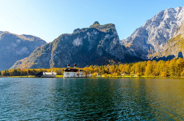 Igreja St. Bartholomew (Bartholoma, Bartholomae) em Konigssee (Konigssee, Koenigssee, Koenigsee,) lago no outono. Berchtesgaden National Park, Bayern (Baviera), Alemanha — Fotografia de Stock