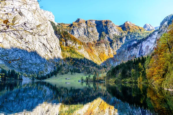 Obersee, Salet Konigssee (Koenigsee, Konigsee, Koenigssee) sonbaharda göl tarafından. Berchtesgaden Ulusal Parkı, Bayern (Bavyera), Almanya