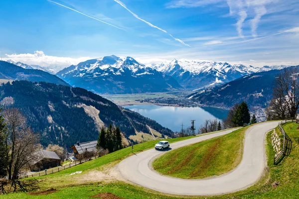 Zell am See. Πανόραμα άποψη για Zelle rsee λίμνη με Άλπεις, πράσινα πεδία, μπλε ουρανό. Ζιλερτάλ. Αυστρία, Τιρόλο. — Φωτογραφία Αρχείου