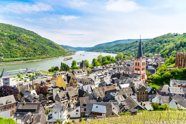 Bacharach am Rhein. Small town on the Upper Middle Rhine River (Mittelrhein). Beautiful aerial panoramic Postcard view. Rhineland-Palatinate (Rheinland-Pfalz), Germany.  UNESCO — Stock Photo, Image