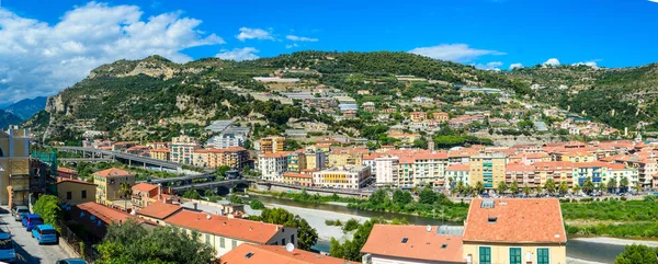 Ciudad de Ventimiglia, Italia. Vista panorámica de la ciudad, montañas con b — Foto de Stock