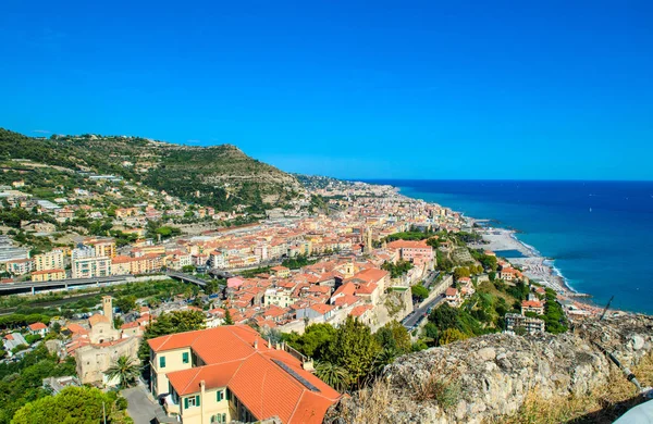 Ventimiglia, İtalya. Şehir, dağlar ve deniz, bl görünümü