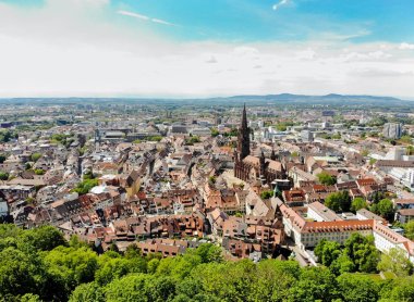 Freiburger Munster Katedrali kilisesinin havadan görünümü. Freiburg im 