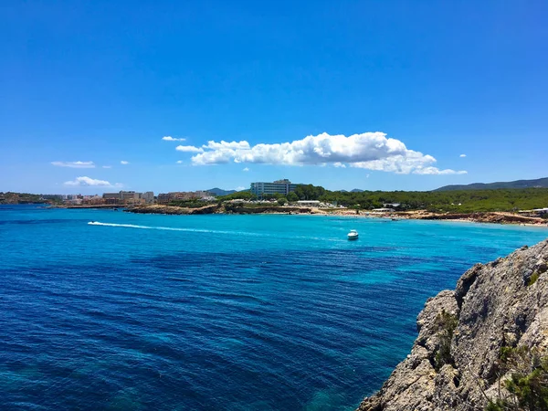 Cala Nova plajı, mavi gökyüzü ve deniz üzerinde güzel hava manzarası. İbiz