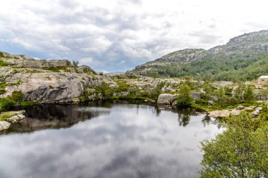 Preikestolen veya Prekestolen. Pulpit Rock,, Lysefjord, Norveç 