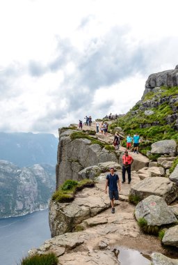 Preikestolen veya Prekestolen. Pulpit Rock,, Lysefjord, Norveç 
