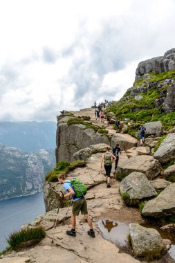 Preikestolen veya Prekestolen. Pulpit Rock,, Lysefjord, Norveç 