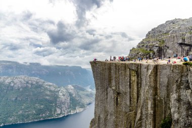 Prekestolen, Norveç 'te bulutlu gökyüzü ile Pulpit Rock. Stavanger 'nın yakınında. 