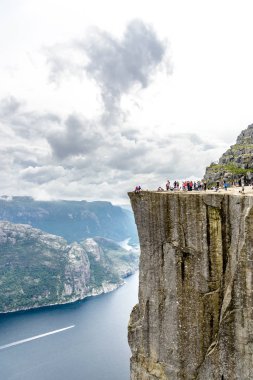 Preikestolen veya Prekestolen. Pulpit Rock,, Lysefjord, Norveç 