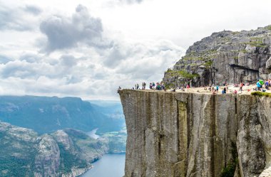 Preikestolen veya Prekestolen. Pulpit Rock,, Lysefjord, Norveç 