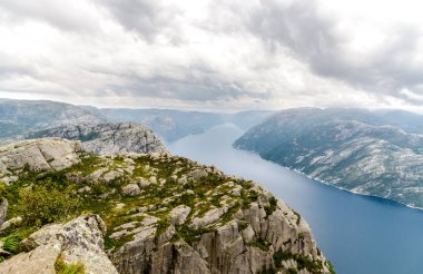 Preikestolen veya Prekestolen. Pulpit Rock,, Lysefjord, Norveç 