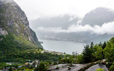 Görünüm bulutlu fiyort Sorfjorden tarafından Tyssedal yakın Odda, Trolltunga yol başlangıcı. Norveç