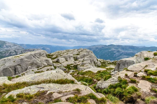 Preikestolen veya Prekestolen. Pulpit Rock,, Lysefjord, Norveç 