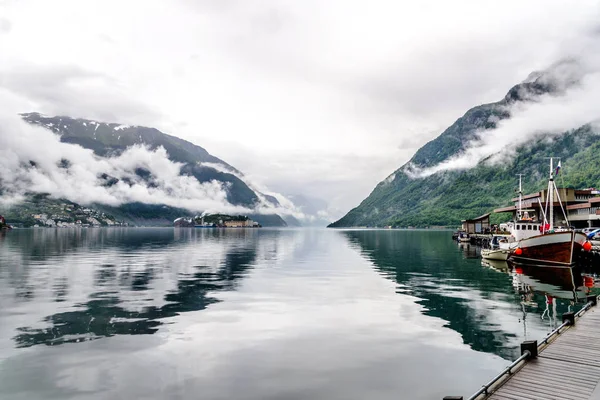 Idyllischer Blick auf wolkenverhangenen Fjord sorfjord, Hafenhafen Marina in — Stockfoto