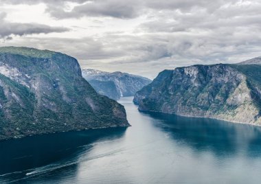 Flam yakın Aurlandsfjord manzara güzel Panorama Görünümü.