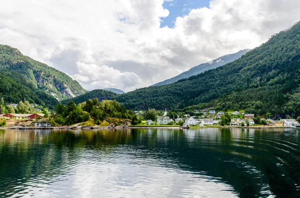 Idyllischer blick auf den hardangerfjord bei jondal, norwegen. — Stockfoto