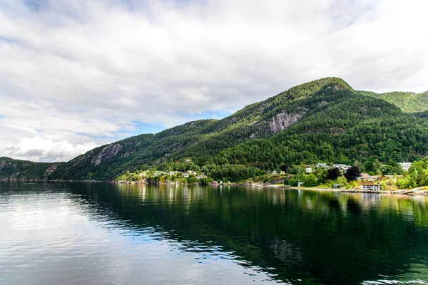 Idyllischer blick auf den hardangerfjord bei jondal, norwegen. — Stockfoto