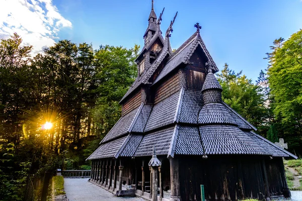 Fantoft Stave Kilisesi (Stavkirke, stavkyrkje) gün batımında bir su ile
