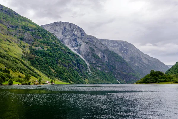 Naerofjord in gudvangen, in der nähe flam. Norwegen — Stockfoto