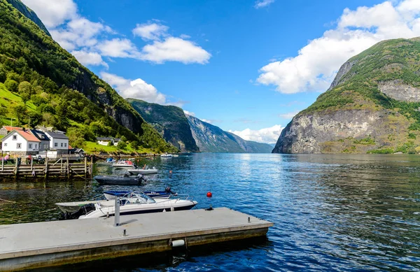 Aurlandsfjord içinde Undredal mavi gökyüzü ile bulutlar. Yakındaki Naerof — Stok fotoğraf