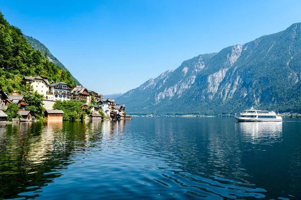 Hermosa vista en Hallstatt con un barco, Austria — Foto de Stock