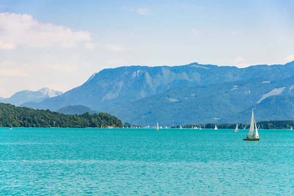 Lago Wolfgangsee em St Gilgen. Salzkammergut, Salzburgo, Austr — Fotografia de Stock